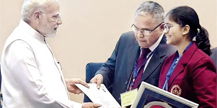 अंजलि सिन्हा को पीएम नरेंद्र मोदी ने किया सम्मानित