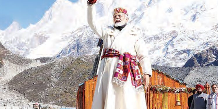 ‘चोल-डोरा’ धारण कर बाबा केदारनाथ के दरबार में पहुंचे पीएम मोदी