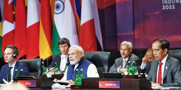 राष्ट्र निर्माता से विश्व निर्माता के सफर पर मोदी