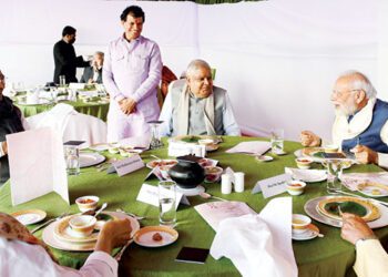 सांझी रोटी :  सत्ताधारी व विपक्षी नेताओं ने साथ-साथ लिया मोटे अनाज का लुत्फ