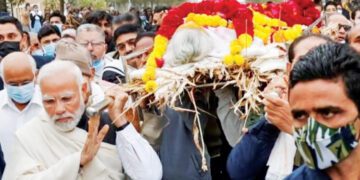 पीएम मोदी ने पुत्र धर्म और राजधर्म, दोनों निभाए