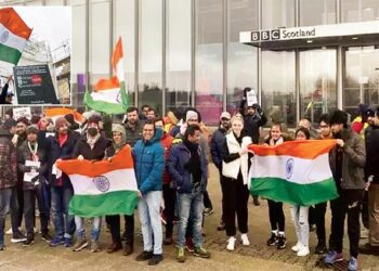 प्रवासी भारतीयों का बीबीसी मुख्यालय के बाहर प्रदर्शन