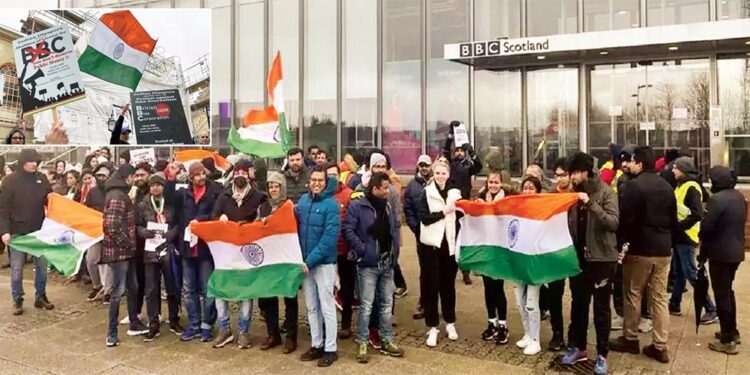 प्रवासी भारतीयों का बीबीसी मुख्यालय के बाहर प्रदर्शन