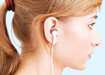 चेतावनी : ईयरफोन कर सकता है आपको बहरा