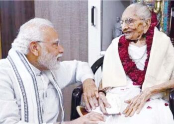 चंद स्मृतियां मेरे और आपके बीच का अब नया पुल हैं मां : मोदी