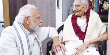 चंद स्मृतियां मेरे और आपके बीच का अब नया पुल हैं मां : मोदी