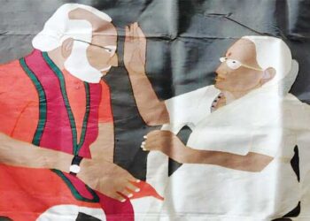 बनारसी साड़ी पर बुनकर ने उकेरी पीएम और उनकी मां की तस्वीर