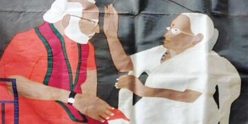 बनारसी साड़ी पर बुनकर ने उकेरी पीएम और उनकी मां की तस्वीर