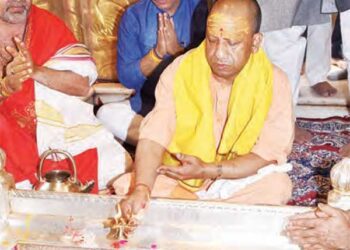 बाबा विश्वनाथ के 100 बार दर्शन करने वाले पहले सीएम बने योगी आदित्यनाथ