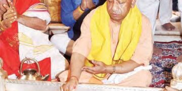 बाबा विश्वनाथ के 100 बार दर्शन करने वाले पहले सीएम बने योगी आदित्यनाथ