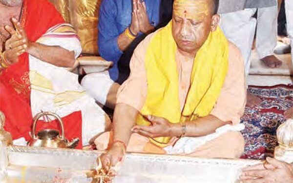 बाबा विश्वनाथ के 100 बार दर्शन करने वाले पहले सीएम बने योगी आदित्यनाथ