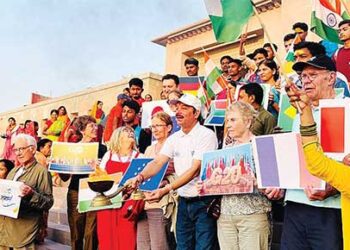 काशी के घाटों की अद्भुत छटा देख निहाल