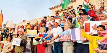 काशी के घाटों की अद्भुत छटा देख निहाल