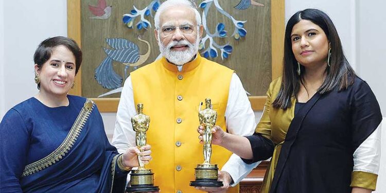 पीएम नरेंद्र मोदी से मिलीं ऑस्कर विनर गुनीत मोंगा