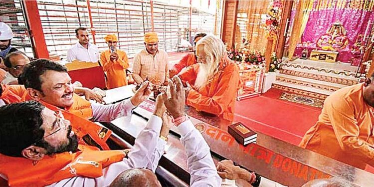 महाराष्ट्र के सीएम-डिप्टी सीएम ने किए रामलला के दर्शन