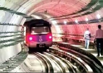 भारत में पहली बार नदी के अंदर दौड़ी मेट्रो