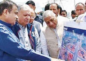 Nitin Gadkari inspected the country's first elevated highway