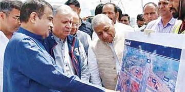 Nitin Gadkari inspected the country's first elevated highway