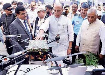 हिंडन एयरबेस में आयोजित 'भारत ड्रोन शक्ति-2023' प्रदर्शनी में औपचारिक रूप से सी -295 परिवहन विमान को भारतीय वायु सेना में शामिल कर लिया गया।