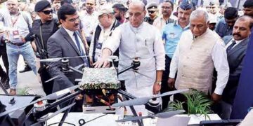 हिंडन एयरबेस में आयोजित 'भारत ड्रोन शक्ति-2023' प्रदर्शनी में औपचारिक रूप से सी -295 परिवहन विमान को भारतीय वायु सेना में शामिल कर लिया गया।