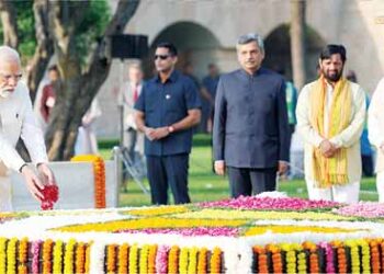 PM offered floral tribute to Bapu at Rajghat