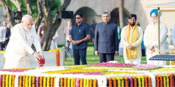 PM offered floral tribute to Bapu at Rajghat