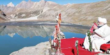 Modi was seen immersed in the devotion of Shiva-Parvati