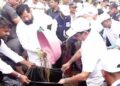 महाराष्ट्र के सीएम एकनाथ शिंदे ने ‘स्वच्छता ही सेवा’ कैंपेन के तहत मुंबई में सफाई की।