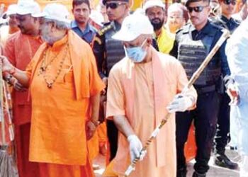 यूपी के सीएम योगी आदित्यनाथ ने सीतापुर में स्वच्छता अभियान में भाग लिया।