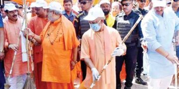 यूपी के सीएम योगी आदित्यनाथ ने सीतापुर में स्वच्छता अभियान में भाग लिया।