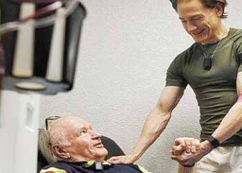 प्लाज्मा थैरेपी से घटा दी पिता के बूढ़ा होने की रफ्तार