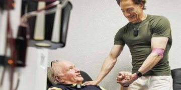 प्लाज्मा थैरेपी से घटा दी पिता के बूढ़ा होने की रफ्तार