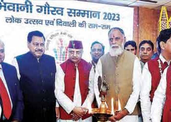 नई दिल्ली के खाटूश्याम धाम में भिवानी परिवार मैत्री संघ के वार्षिक कार्यक्रम 'भिवानी गौरव सम्मान-2023' का शुभारंभ करते श्री राधास्वामी सत्संग के परम संत हजूर साहेब। साथ हैं भिवानी परिवार मैत्री संघ के अध्यक्ष राजेश चेतन व अन्य।