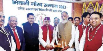 नई दिल्ली के खाटूश्याम धाम में भिवानी परिवार मैत्री संघ के वार्षिक कार्यक्रम 'भिवानी गौरव सम्मान-2023' का शुभारंभ करते श्री राधास्वामी सत्संग के परम संत हजूर साहेब। साथ हैं भिवानी परिवार मैत्री संघ के अध्यक्ष राजेश चेतन व अन्य।