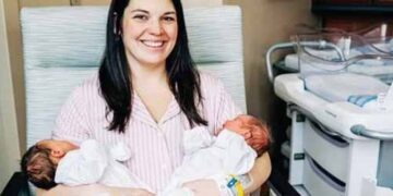 अमेरिका के अलबामा की दो गर्भाशय वाली महिला केल्सी हैचर ने जुड़वां बेटियों को जन्म दिया है। करीब 20 घंटे के अंतर पर रॉक्सी लैला और दूसरी बेटी रेबेल लेकन का जन्म हुआ।