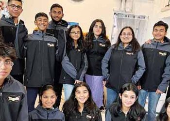 कई पीढ़ियों से अमेरिका में बसे भारतीयों के बच्चों को भाषायी और सांस्कृतिक तौर से भारत से जोड़े रखने के प्रयास चर्चा में हैं। अमेरिका के विभिन्न स्कूलों में हिंदी पढ़ने वाले 13 बच्चों का दल चार दिन के लिए भारत आ रहा है।