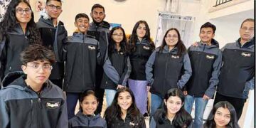 कई पीढ़ियों से अमेरिका में बसे भारतीयों के बच्चों को भाषायी और सांस्कृतिक तौर से भारत से जोड़े रखने के प्रयास चर्चा में हैं। अमेरिका के विभिन्न स्कूलों में हिंदी पढ़ने वाले 13 बच्चों का दल चार दिन के लिए भारत आ रहा है।