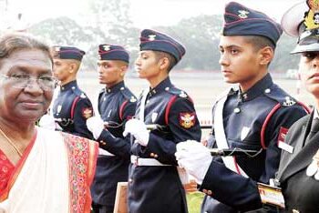 राष्ट्रपति द्रौपदी मुर्मू ने यहां राष्ट्रीय रक्षा अकादमी (एनडीए) के 145वें कोर्स की पासिंग आउट परेड की समीक्षा की और मार्चिंग दल में महिला कैडेटों के पहले बैच की भागीदारी की सराहना की।