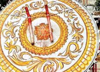 Gifts came from India and abroad with reverence