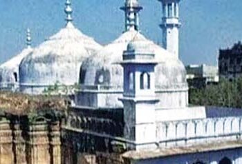 मंदिर की दीवारों पर गुंबद बनाकर घोषित की थी शाही मस्जिद