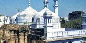 मंदिर की दीवारों पर गुंबद बनाकर घोषित की थी शाही मस्जिद