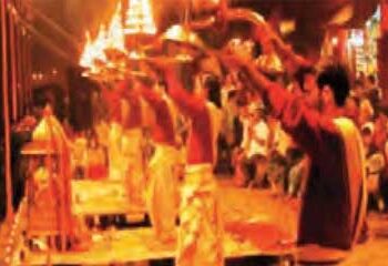 काशी में दुर्गा घाट पर गंगा आरती की जिम्मेदारी आधी आबादी के कंधों पर होगी। मंदिरों में दर्शन कराने से लेकर नाव तक का संचालन महिलाएं करेंगी।