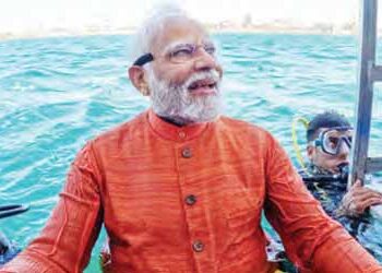 PM Modi took a dip in the sea to see Dwarka, bowed to Lord Krishna
