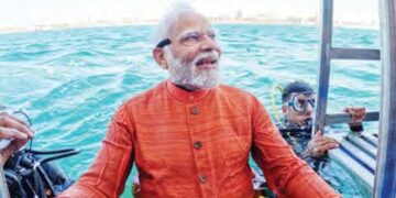 PM Modi took a dip in the sea to see Dwarka, bowed to Lord Krishna