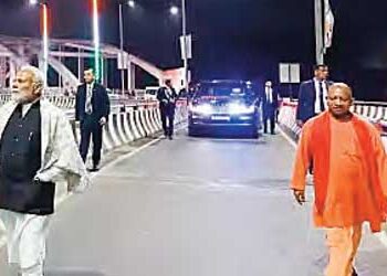 PM Modi stopped the fleet on the flyover, kept walking with CM Yogi