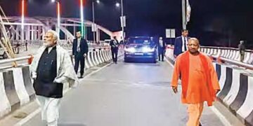 PM Modi stopped the fleet on the flyover, kept walking with CM Yogi