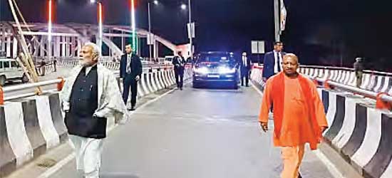 PM Modi stopped the fleet on the flyover, kept walking with CM Yogi