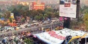 Railways and BMC face to face over hoarding incident
