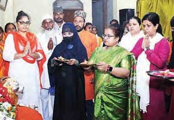 Muslim women in Kashi set an example of goodwill. They garlanded Peethadhishwar of Patalpuri Math and covered him with Ramnami scarf.
