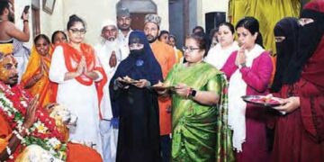 Muslim women in Kashi set an example of goodwill. They garlanded Peethadhishwar of Patalpuri Math and covered him with Ramnami scarf.
